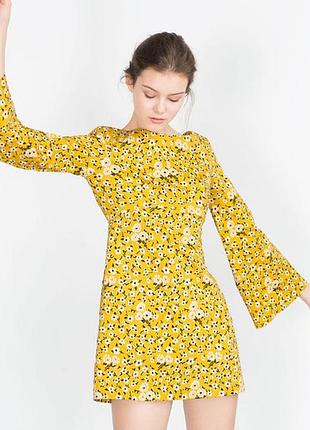 Очень женственное платье в цветы с рукавом клеш zara