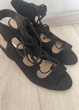 Шикарні босоніжки