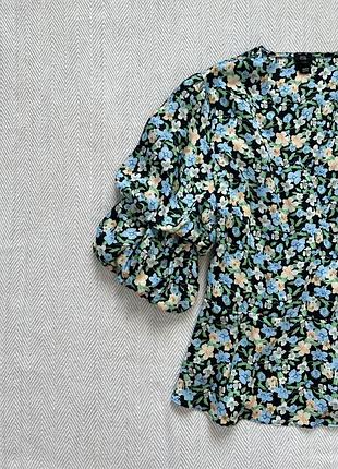 Блуза з квітками на запах