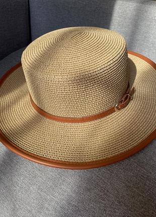 Жіночий соломʼяний капелюх