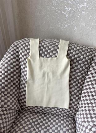 Топ вʼязаний молочний