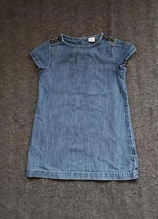 Легкое джинсовое платье с красивыми пуговицами