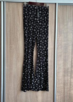 Штани кльошні у квіточки
