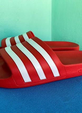 Шльопанці y se fue a adidas