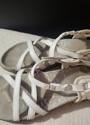 Білі сандалі від merrell.