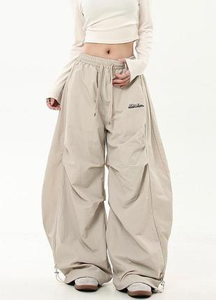 Легкие карго брюки бежевого цвета. трендовые oversize штаны
