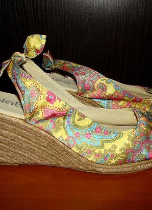 Атласні босоніжки на танкетці plato (р.40)