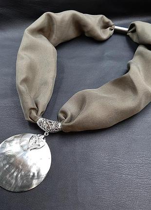 Колье из шелка с перламутром