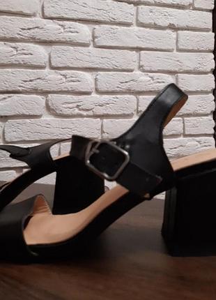 Шкіряні босоніжки