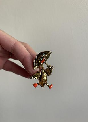 Металева брошка гусак із парасолькою