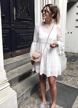 Сукня zara в стилі бохо з мереживом та вишивкою, біла, фасону “бебі-дол”.