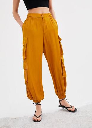 Zara легкие новые сатиновые брюки внизу на резинке/желтого цвета