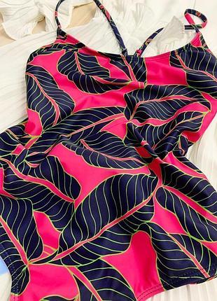 Дуже красивий яскравий рожевий суцільний купальник з тропічним принтом missguided