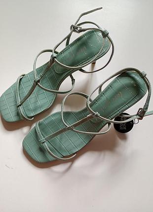 Босоножки открыты
