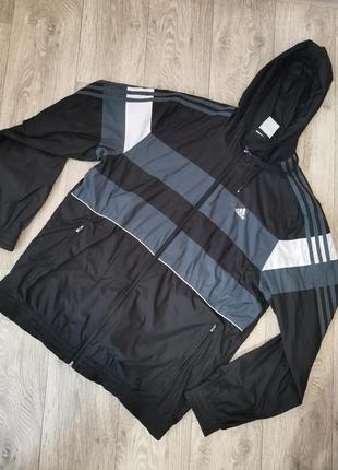 Оригінальна вітровка з капюшоном