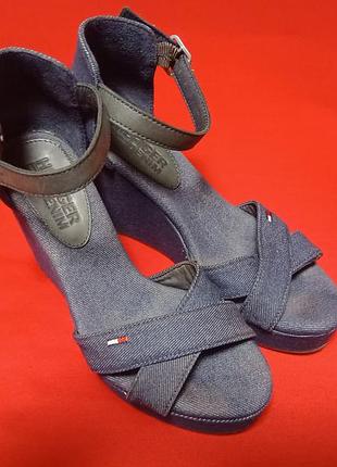 Женские темно-синие босоножки на танкетке tommy hilfiger,размер 37, длина стельки 23.5 см, вьетнам