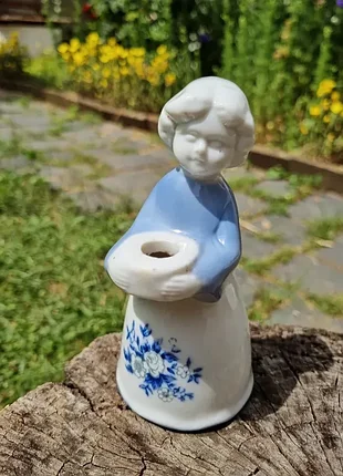 Милий порцеляновий свічник для невеликої церковної свічки.