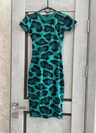 Сукня з вирізом на спині