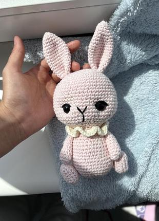 Вʼязана іграшка, зайка, рожевого кольору