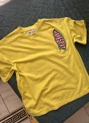 Яскрава футболка zara