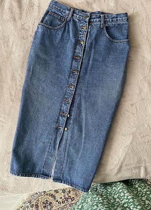 Джинсова спідниця міді на ґудзиках