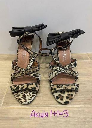 Босоніжки friis company з леопардовим принтом