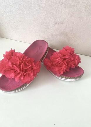 Яскраві  шльопанці мюллі