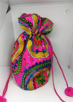 Нарядная сумочка  с орнаментом, на затяжке.