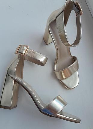 Босоножки  40р