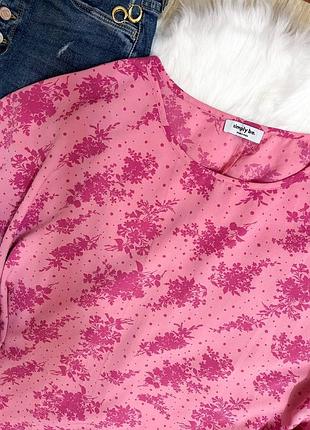 Великолепная розовая блуза батал с цветочным принтом бренда simply be