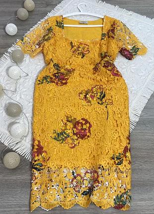 Актуальна яскрава ажурна сукня міді