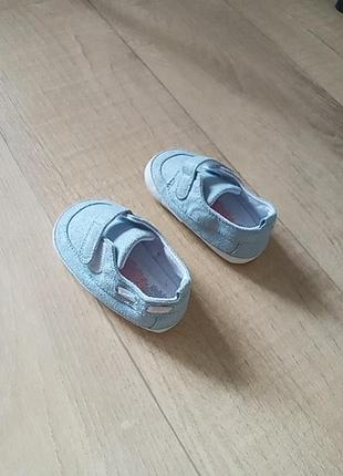 Кроссовки для младенцев