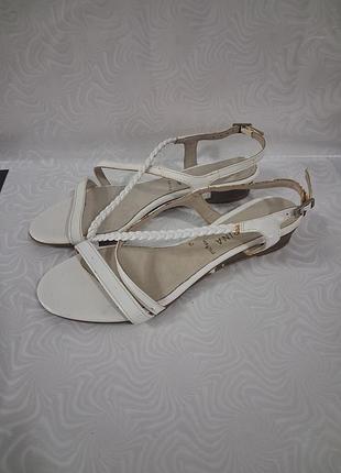 Босоножки женские