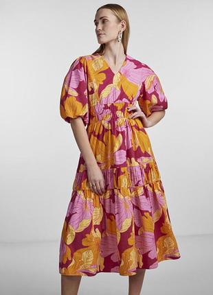 Яскрава сукня
