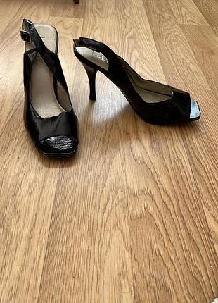 Босоніжки лакові