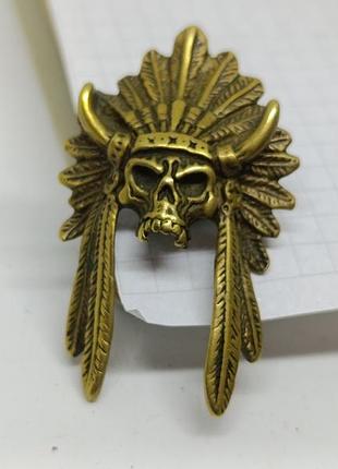 Латунна брошка накладка — череп із рогами та пір'ям. байкер.