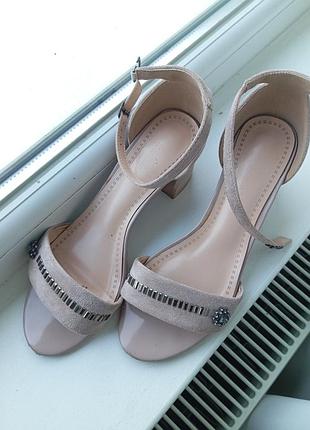 Босоножки замшевые