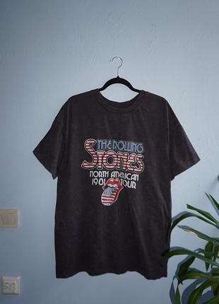 Подовжена футболка з принтом rolling stones
