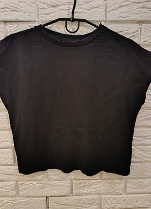 Чорна вкорочена футболка оверсайз