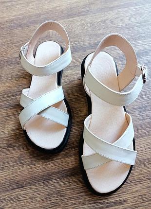 Босоножки кожаные