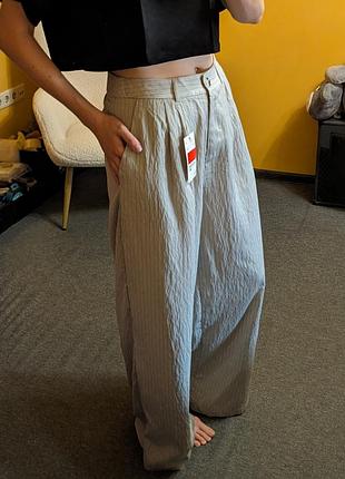 Стильные широкие легкие брюки в тоненькую полоску
