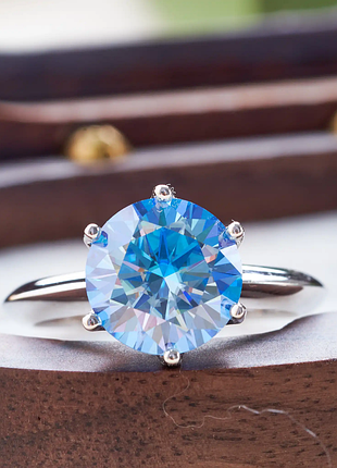 Ексклюзив! срібна каблучка з діамантом муасанітом royal blue. муассаніт