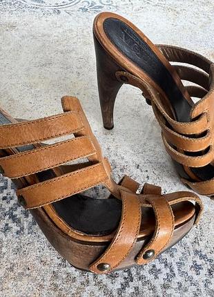 Босоніжки на високому каблуку від alexander mcqueen