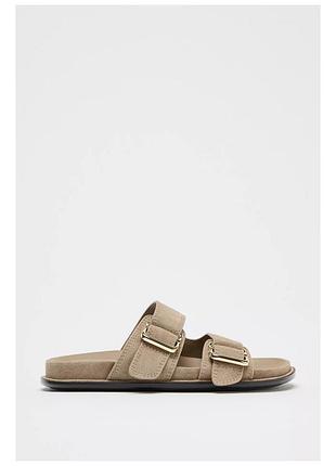 Замшеві сандалі на низькому ходу