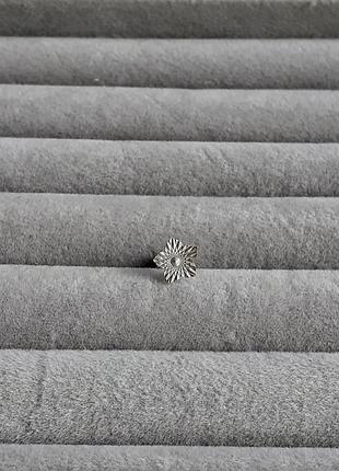 Одиночная серебряная серёжка гвоздик