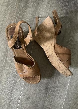 Шкіряні босоніжки на танкетці