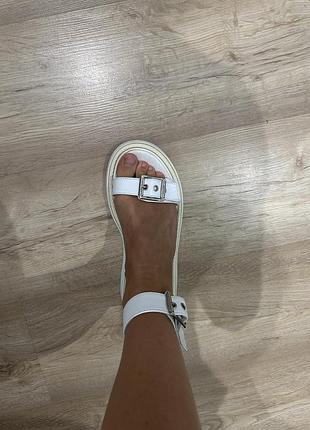 Босоніжки білі шкіряні 38 розмір