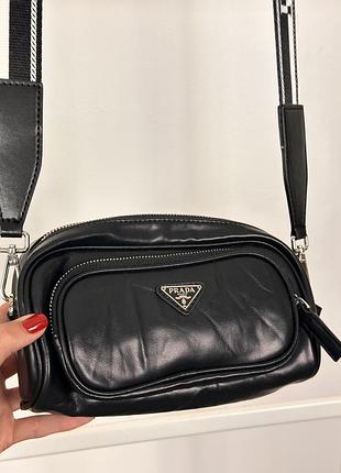 Шкіряна чорна сумка prada