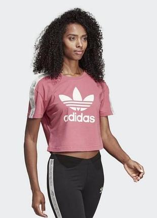 Укороченная футболка adidas