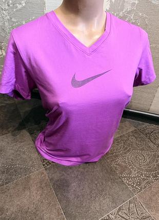 Яркая футболка женская